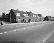 856928 Gezicht op de huizen Amsterdamsestraatweg 651 -lager te Utrecht, met geheel links het hoekhuis Westinghousestraat 1a.
